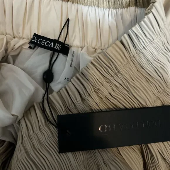 NWT DOLCE Cabo Faux Leather Pleated Skirt Ruching Detail Beige Women's Size XS - Picture 4 of 9